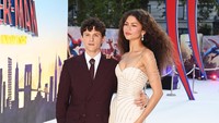 Tom Holland Pamer Cincin Nikah Pertama Kali Usai Diam-diam Menikahi Zendaya