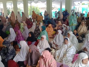 Warga Mulai Padati Lokasi Penyebaran Apem Yaaqawiyyu di Jatinom Klaten