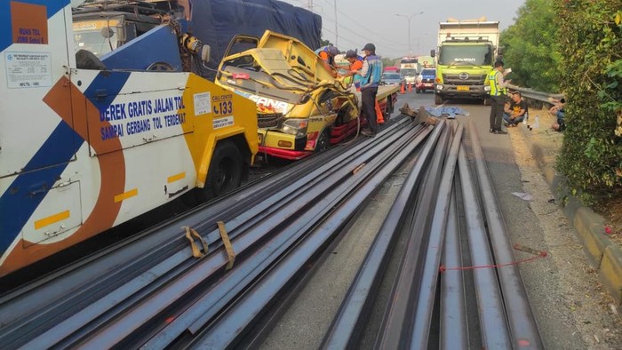 Truk Muatan Besi Kecelakaan di Tol JORR Arah Cikunir, Lalin Macet Truk uatan besi kecelakaan di Tol JORR (dok. TMC Polda Metro Jaya)