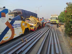 Truk Muatan Besi Kecelakaan di Tol JORR Arah Cikunir, Lalin Macet
