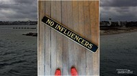 Papan No Influencer di Destinasi Wisata Tuai Keributan