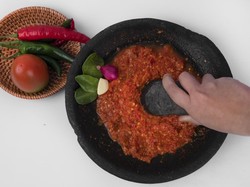 Kebiasaan Ngulek Sambal Bisa Picu Saraf Kejepit, Ini Saran Dokter