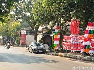 Cuan Enggak Main-main Pedagang Bendera Musiman di Indramayu
