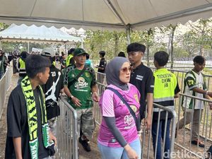 Ribuan Bonek Mulai Penuhi Stadion GBT Jelang Persebaya VS Port FC