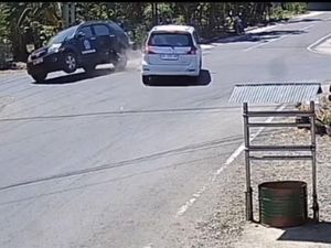 Mobil Dinas Camat Tanete Riattang Timur Bone Kecelakaan di Perempatan Cellu