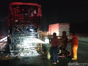 Video: Detik-detik Bus Gunung Harta Terbakar di Tol Nganjuk