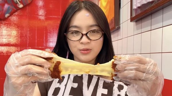 Elsa Japasal Keliling Blok M, Cicip Donat hingga Misoa Viral