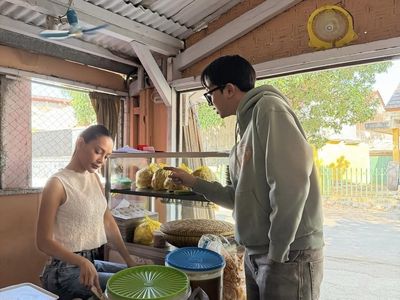 Erika Carlina Asyik Kulineran Tradisional, Cicip Nasi Jamblang hingga Gado-Gado