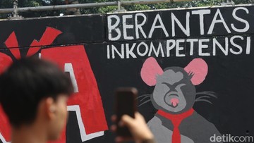Grafiti Tritura Muncul di Flyover Grogol, Soroti Isu Ekonomi dan Supremasi Sipil