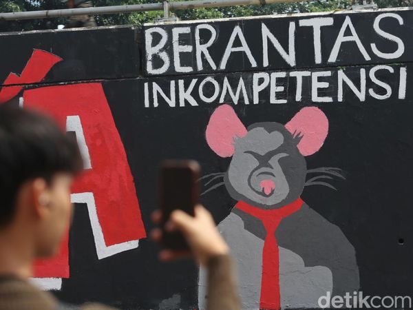 Grafiti Tritura Muncul di Flyover Grogol, Soroti Isu Ekonomi dan Supremasi Sipil