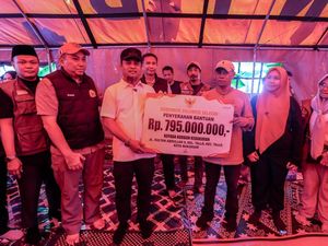 Kunjungi Korban Kebakaran di Makassar, Andi Sudirman Beri Bantuan Rp 795 Juta
