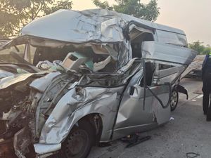 Laka 2 Hiace Muat WN China di Tol Pandaan-Malang Diduga karena Ngantuk