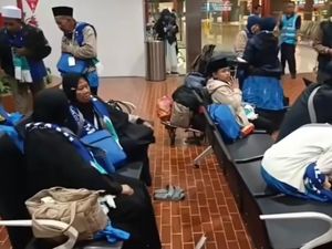 94 Jemaah Umrah Kuningan Telantar di Bandara Soetta Akibat Visa