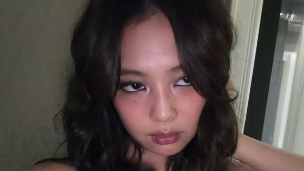 Gaya Jennie BLACKPINK Pakai Gaun Lingerie di Konser Tame Impala Jadi Sorotan