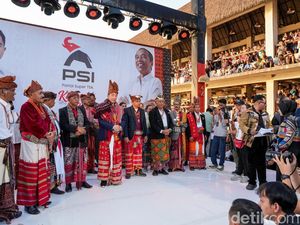 Jokowi Resmi Dinobatkan Jadi Sesepuh Raja-Raja Timor di Kupang