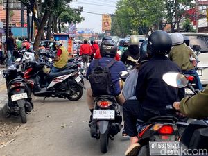 Warga Keluhkan Parkir Sembarangan di Jalan Gatsu Bandung