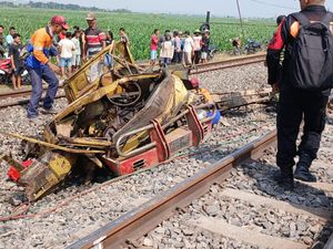 Truk Ringsek Parah Tertabrak KA Ambarawa Ekspres di Jati Blora