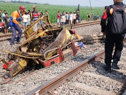 Truk Ringsek Parah Tertabrak KA Ambarawa Ekspres di Jati Blora