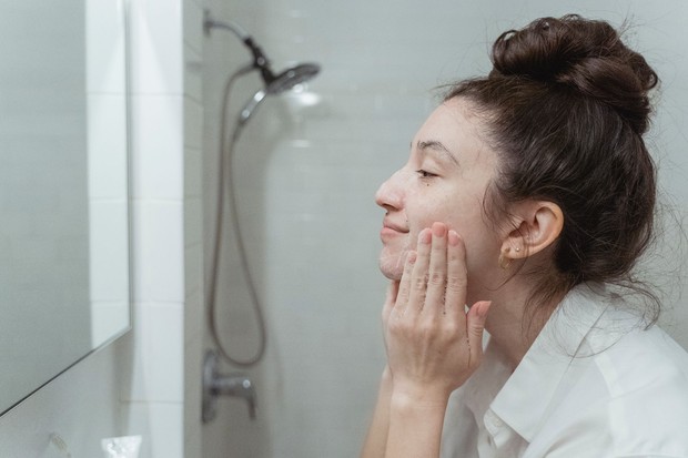 Membersihkan wajah merupakan kebiasaan sebelum tidur yang penting untuk mengangkat kotoran, sisa makeup, sunscreen, dan minyak agar kulit tampak lebih bersih serta glowing saat bangun pagi.