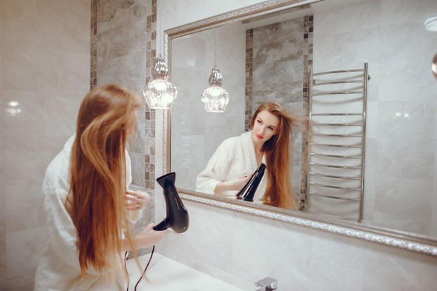 Mengeringkan rambut sebelum tidur merupakan kebiasaan sebelum tidur yang dapat mengurangi risiko rambut patah, kusut, dan frizzy saat bangun di pagi hari.