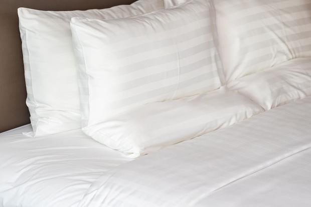 Mengganti sarung bantal dengan bahan sutra menjadi kebiasaan sebelum tidur yang dapat membantu menjaga kelembapan kulit sekaligus mengurangi rambut kusut dan patah.