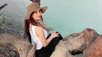 Gaya Kece Nabilla Aprillya Saat Taklukkan Kawah Ijen