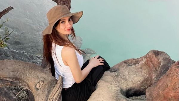 Gaya Kece Nabilla Aprillya Saat Taklukkan Kawah Ijen