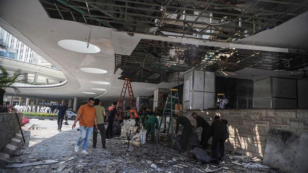 Pascakebakaran Hotel Pullman, Petugas Sisir Lokasi dan Bersihkan Material