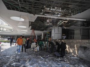 Pascakebakaran Hotel Pullman, Petugas Sisir Lokasi dan Bersihkan Material
