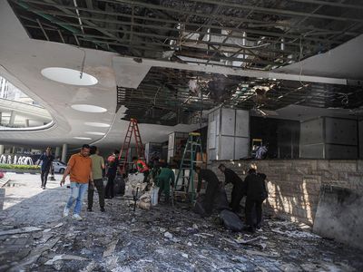 Pascakebakaran Hotel Pullman, Petugas Sisir Lokasi dan Bersihkan Material