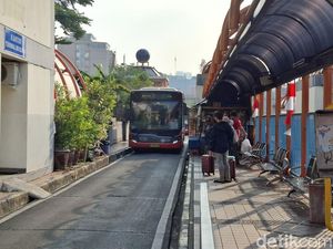 Pekerja Terima Tarif TransJ Blok M-Soetta Rp 15 Ribu: Naik Motor Gempor
