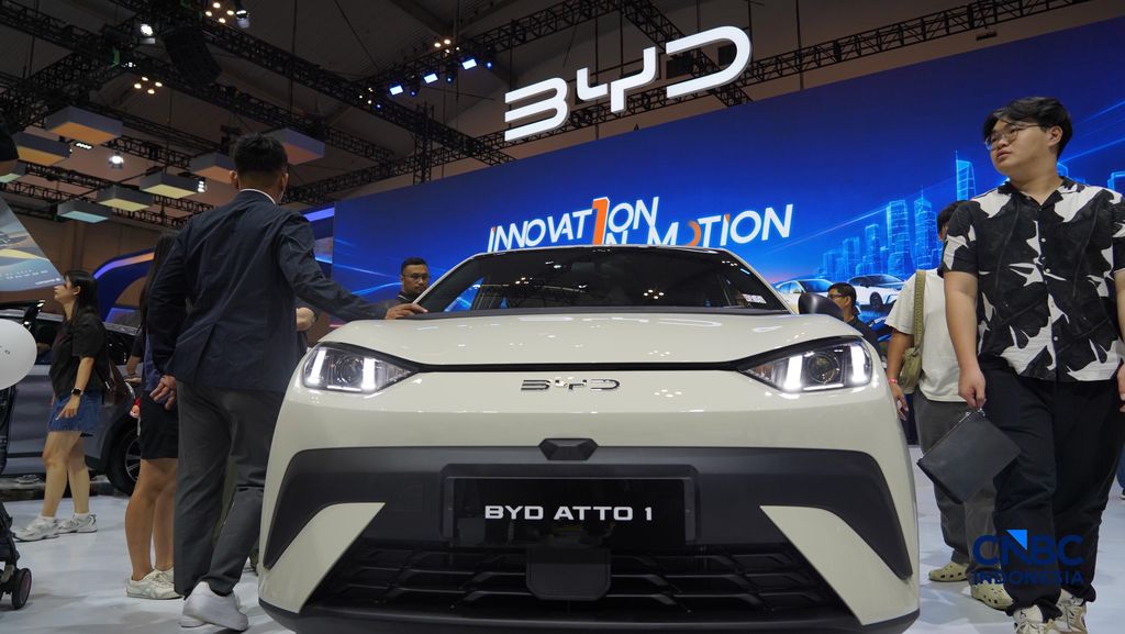 Pengunjung melihat BYD Atto 1 dalam ajang Pameran Gaikindo Indonesia International Auto Show (GIIAS) 2026 yang berlangsung di Indonesia Convention Exhibition (ICE), BSD, Tangerang, Sabtu (1/8/2026). (CNBC Indonesia/Tias Budiarto)