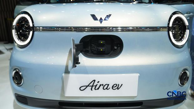 Pengunjung memandang Wuling Aira Ev dalam arena Pameran Gaikindo Indonesia International Auto Show (GIIAS) 2026 nan berjalan di Indonesia Convention Exhibition (ICE), BSD, Tangerang, Sabtu (1/8/2026). (CNBC Indonesia/Tias Budiarto)