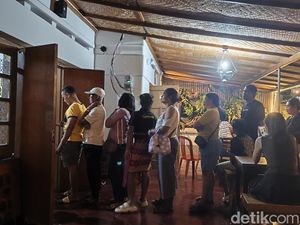 700 Cangkir Kopi Gratis Ludes Diserbu Warga saat Tumpek Krulut di Buleleng