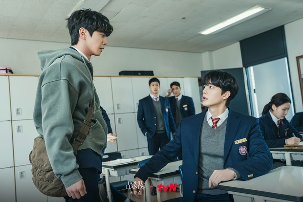 Potret Lee Jun Young dan Song Kang dalam drama 'Four Hands Two Sonatas'/ Foto: instagram.com/tvn_drama Lee Jun Young dan Song Kang bersaing untuk memperebutkan gelar pianis terbaik dalam potongan adegan drama 'Four Hands Two Sonatas'.