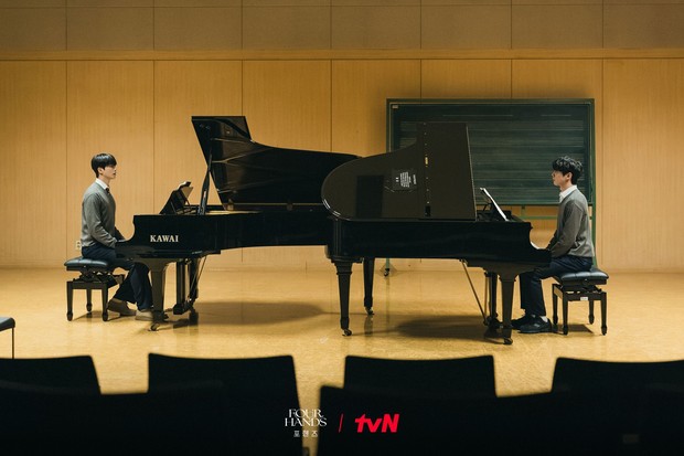 Potret Lee Jun Young dan Song Kang dalam drama 'Four Hands Two Sonatas'/ Foto: instagram.com/tvn_drama Song Kang dan Lee Jun Young siap unjuk kemampuan terampil memainkan piano di ajang bergengsi dalam drama 'Four Hands Two Sonatas'.