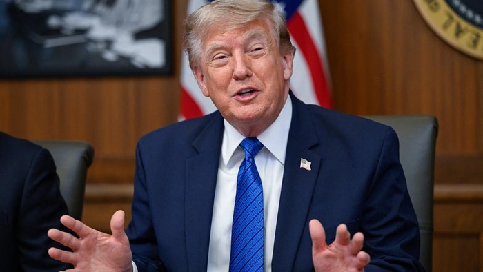 Trump Pasang Tarif 15% untuk Bahan Baku Panel Surya, China Jadi Sasaran U.S. President Donald Trump gestures as he participates in a cabinet meeting at Camp David in Thurmont, Maryland, U.S., July 31, 2026. REUTERS/Daniel Heuer