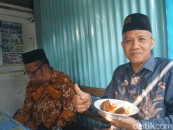 Nostalgia Alumni Ponpes Tambakberas di Warung Lele Bumbu Rujak Bu Jujuk