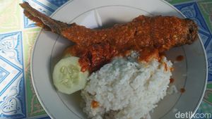 Lezatnya Lele Bumbu Rujak Bu Jujuk, Warung Legend di Tambakberas Jombang