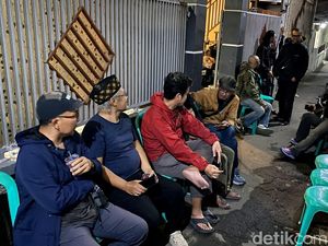 Tangis Iringi Kedatangan Jenazah Trisno Pas Band ke Rumah Duka