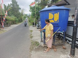 Kemarau Panjang, Warga Jembrana Rela Jalan Jauh ke Sungai demi Air Bersih