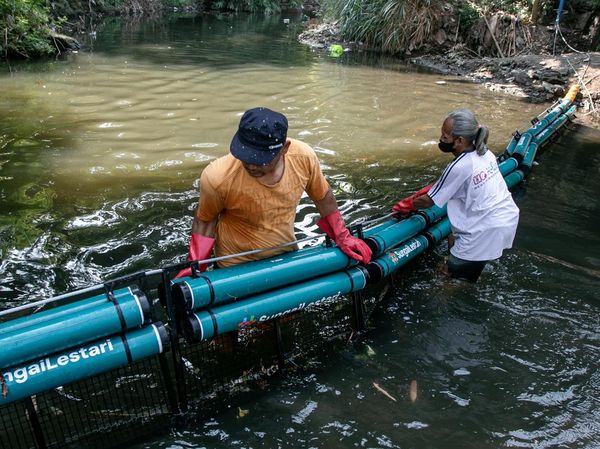 Solo Perangi Sampah Sungai dengan Pemasangan Trash Boom