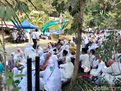Warga Sambeng Doa Bersama di Lokasi Tambang yang Mereka Tolak