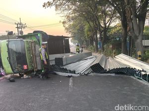 Truk Muat Galvalum Terguling di Taman Sidoarjo, Sopir Diduga Ngantuk