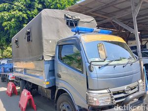 4 Anggota Luka Usai Truk TNI AL Adu Banteng dengan Sedan di Situbondo