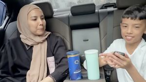 Masuk Akal dan Simpel, Alasan Tya Ariestya Kasih Anak Ponsel Jadul