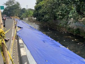 Warga Heran Trotoar di Sawangan Depok Ambles Padahal Baru Setahun Dipakai