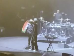 Video: Singapura Usir Band Asal Inggris gegara Kibarkan Bendera Palestina