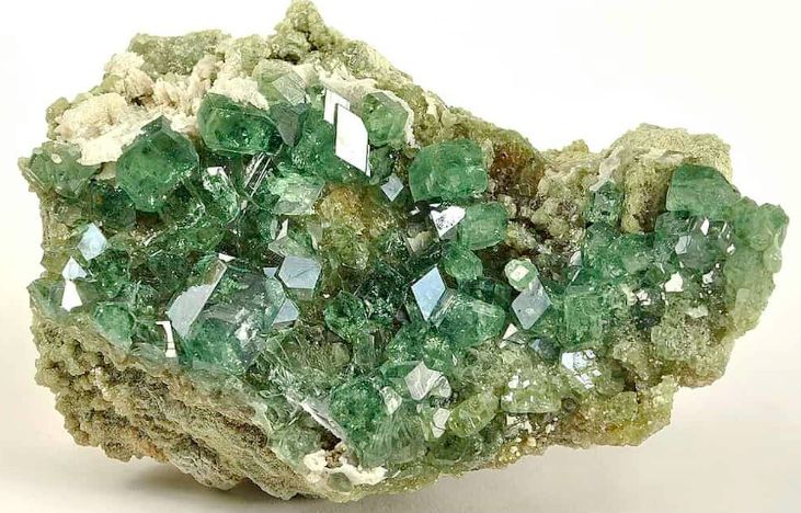 Garnet adalah kelompok mineral yang umum ditemukan di Bumi. Gambar di sini menunjukkan kristal garnet andradit dari Madagaskar.