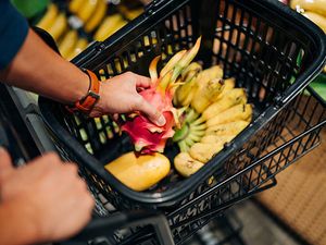 Inilah Alasan Konsumsi Buah Lebih baik dari Camilan Kemasan